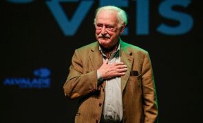 Ruy de Carvalho emocionado em cima do palco no dia em que completou 96 anos