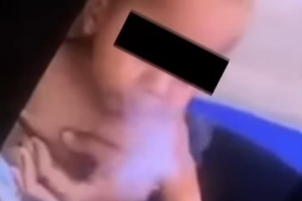 Mãe ri-se enquanto vê filho bebé engasgar-se com cigarro eletrónico [vídeo]