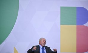 Ucrânia: Lula da Silva reitera a Zelensky vontade do Brasil em participar em iniciativas de paz
