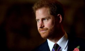 Príncipe Harry ataca mordomo: “Aproveitou-se da morte da minha mãe”