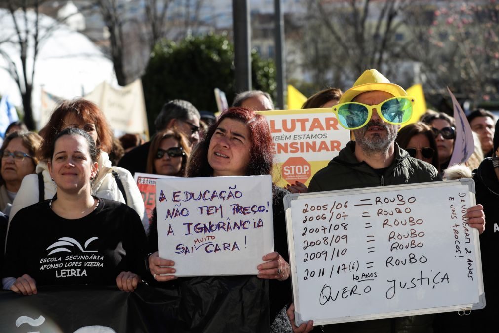 Trabalhadores não docentes e professores estão hoje em greve