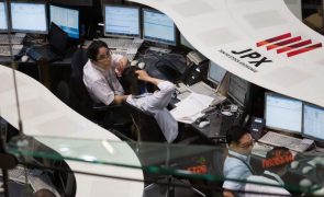 Bolsa de Tóquio fecha a ganhar 1,56%