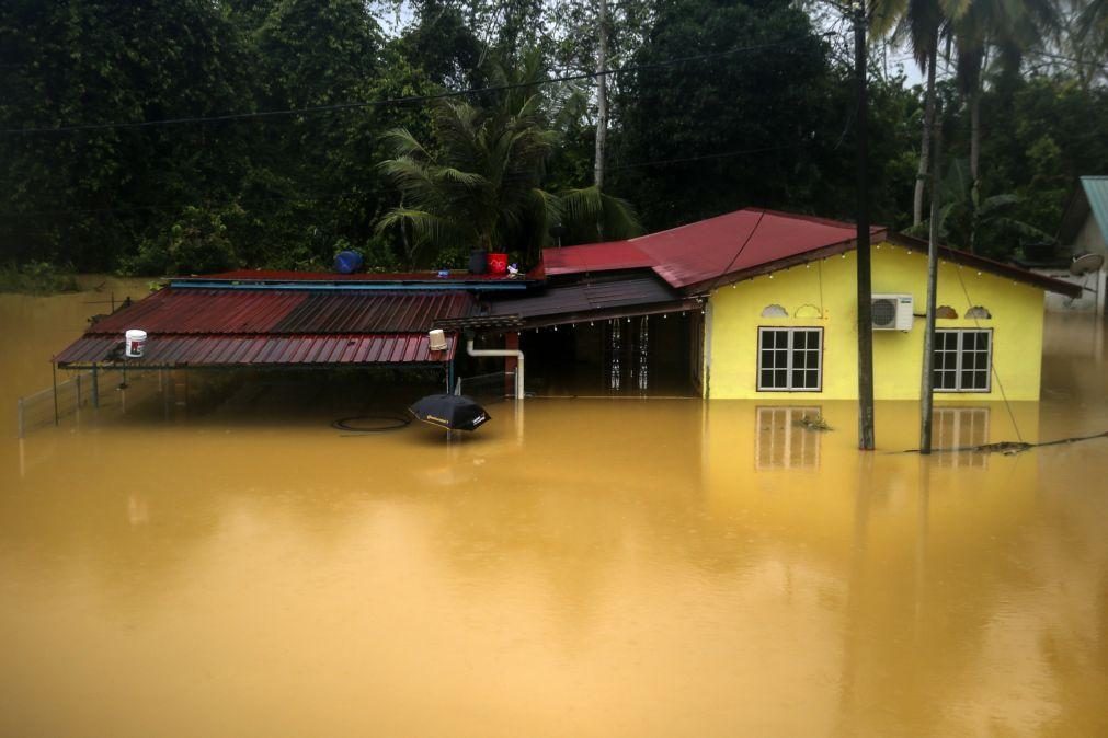 Pelo menos três mortos e 35 mil deslocados na sequência de inundações na Malásia