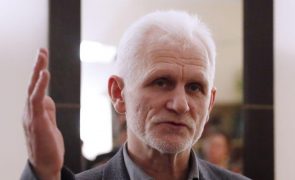 Prémio Nobel Ales Bialiatski condenado a 10 anos de prisão na Bielorrússia