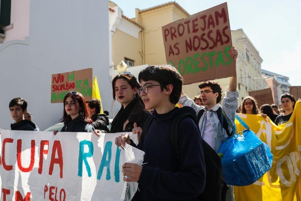 Centenas de jovens ativistas pelo clima marcham em Lisboa