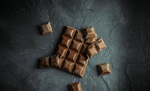 Mulher encontra caixa de chocolate com quase 100 anos escondida em casa