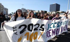 Combustíveis fósseis e eletricidade foram mote de manifestação de jovens pelo clima