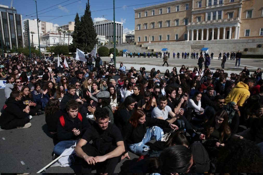 Manifestantes na Grécia exigem respostas ao Governo sobre desastre ferroviário