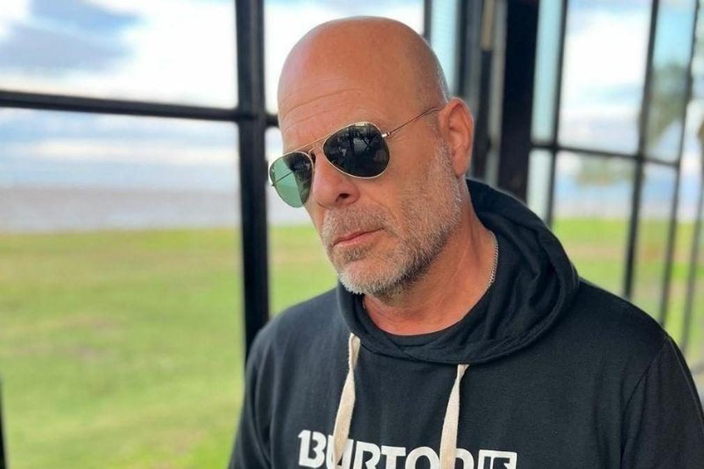 O ator Bruce Willis atualmente com 67 anos foi diagnosticado com