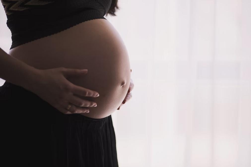 Grávida ateia fogo à própria barriga e mata o bebé