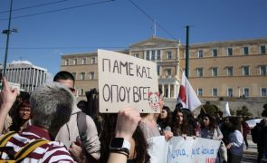Polícia e manifestantes confrontam-se em Atenas em relação com colisão de comboios