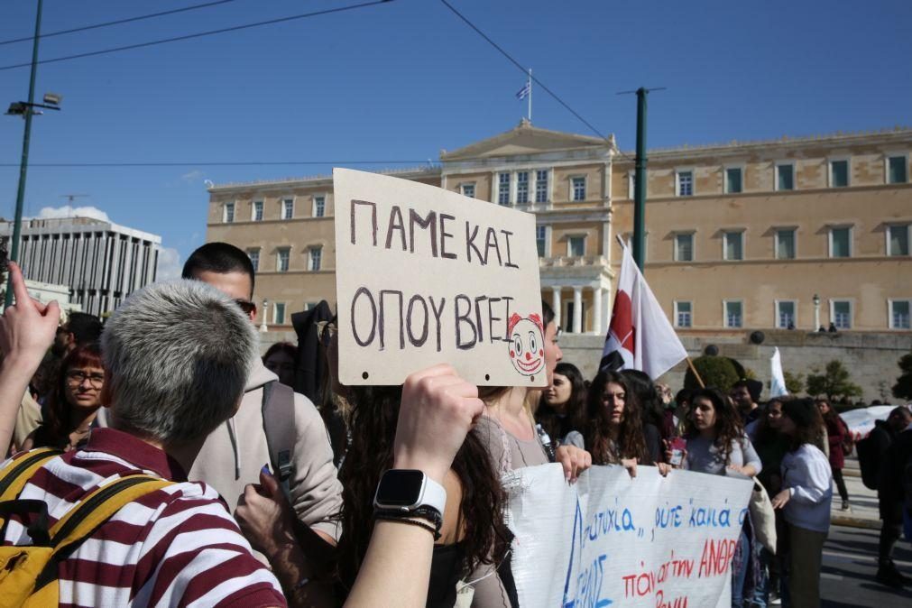 Polícia e manifestantes confrontam-se em Atenas em relação com colisão de comboios
