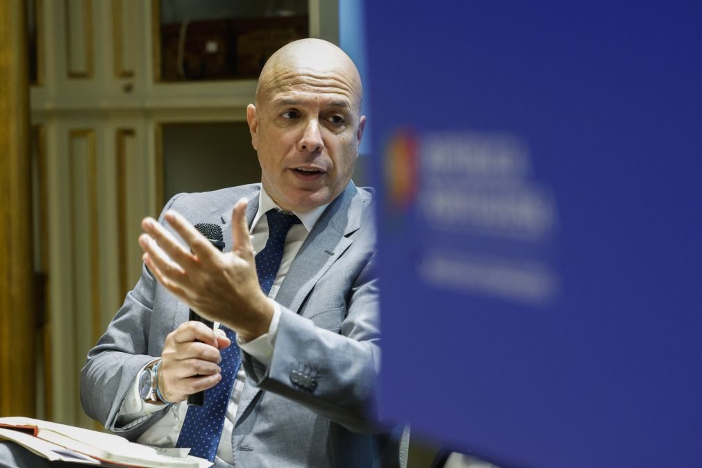 Paulo Cafôfo anuncia reforço de serviços consulares em Estugarda no fim de visita à Alemanha
