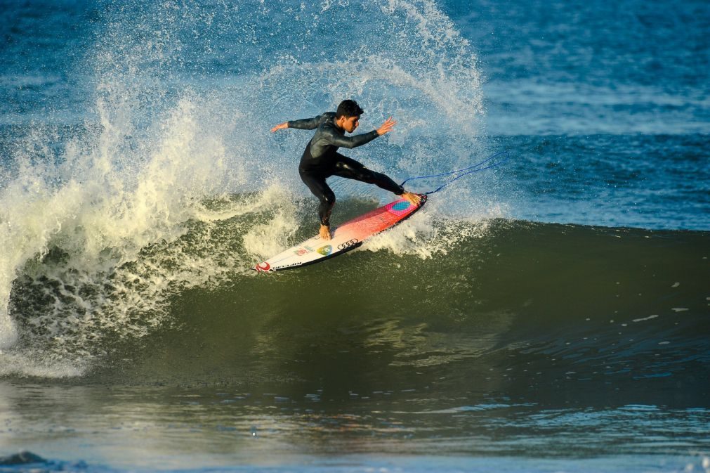 Surfista Gabriel Medina vinga final de 2012 e vence em Peniche