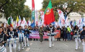 Milhares de docentes em protesto nas ruas de Lisboa até à Assembleia da República