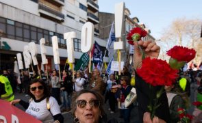 Mais de cinco mil professores ocupam Aliados do Porto em protesto contra Governo