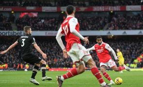 Líder Arsenal recupera de dois golos de desvantagem e vence na última jogada em Inglaterra