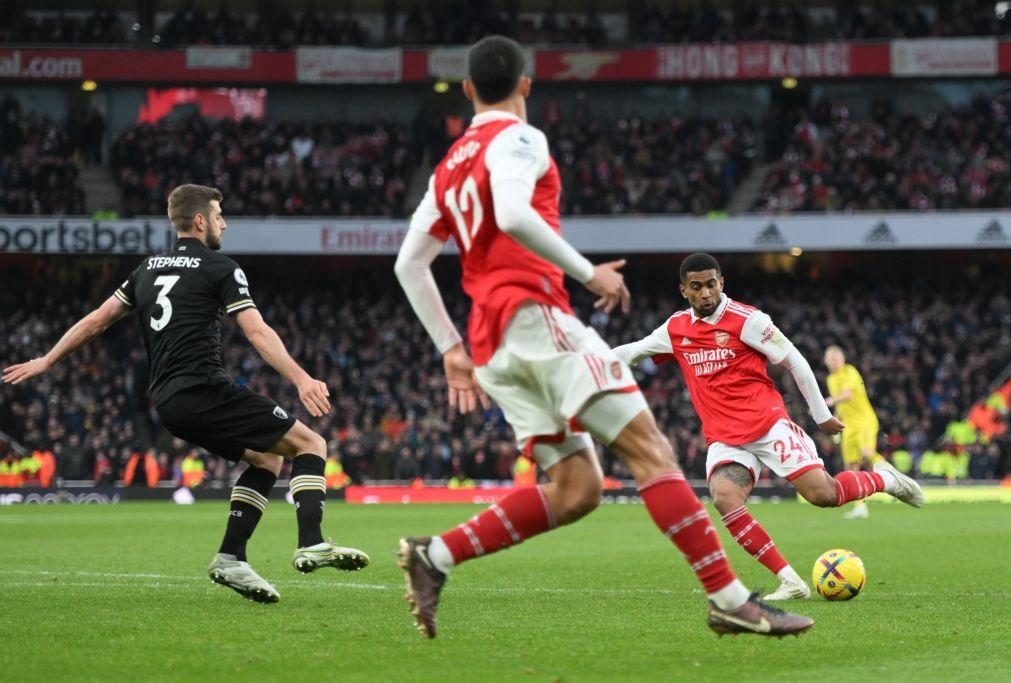 Líder Arsenal recupera de dois golos de desvantagem e vence na última jogada em Inglaterra