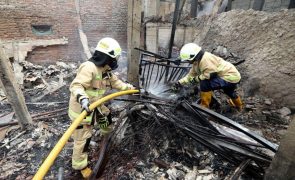 Três pessoas continuam desaparecidas em incêndio na Indonésia que fez 19 mortos