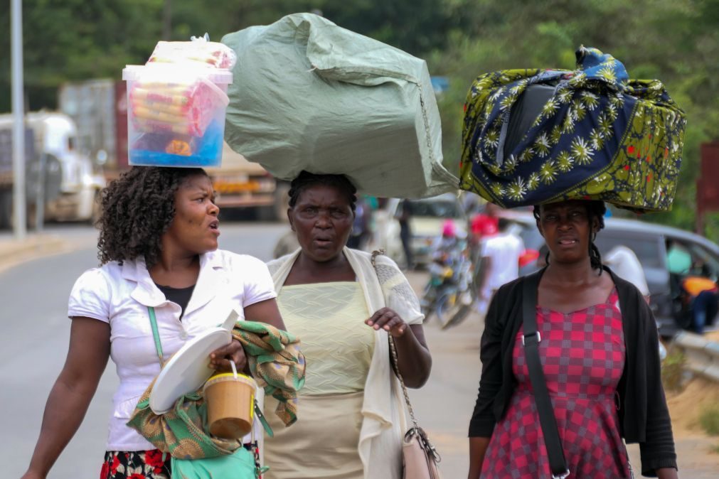 Viúvas de frete ganham a vida na fronteira entre Moçambique e Zimbábue