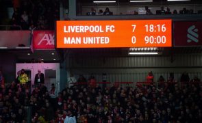 Liverpool esmaga Manchester United em dia de recordes e história