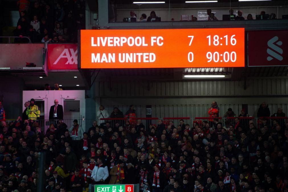 Liverpool esmaga Manchester United em dia de recordes e história