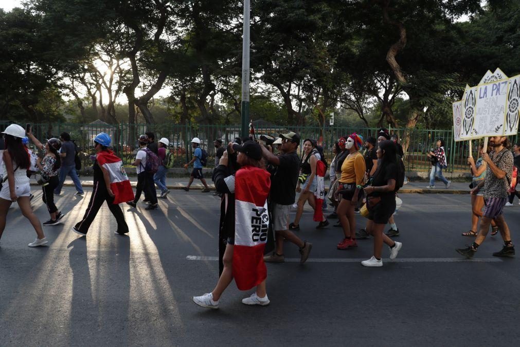 Seis soldados peruanos arrastados por rio enquanto fugiam de manifestantes