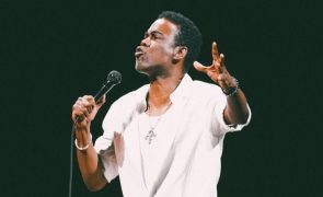 Chris Rock demora um ano a responder a Will Smith, mas arrasa ator em dia histórico