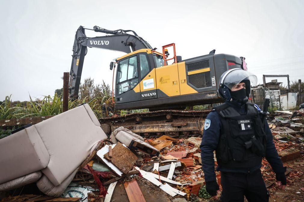 Habitações ilegais no bairro do Talude começaram a ser demolidas