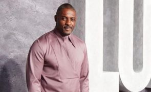 Idris Elba responde aos que o criticam por não se referir a si como ator negro: “É estúpido”