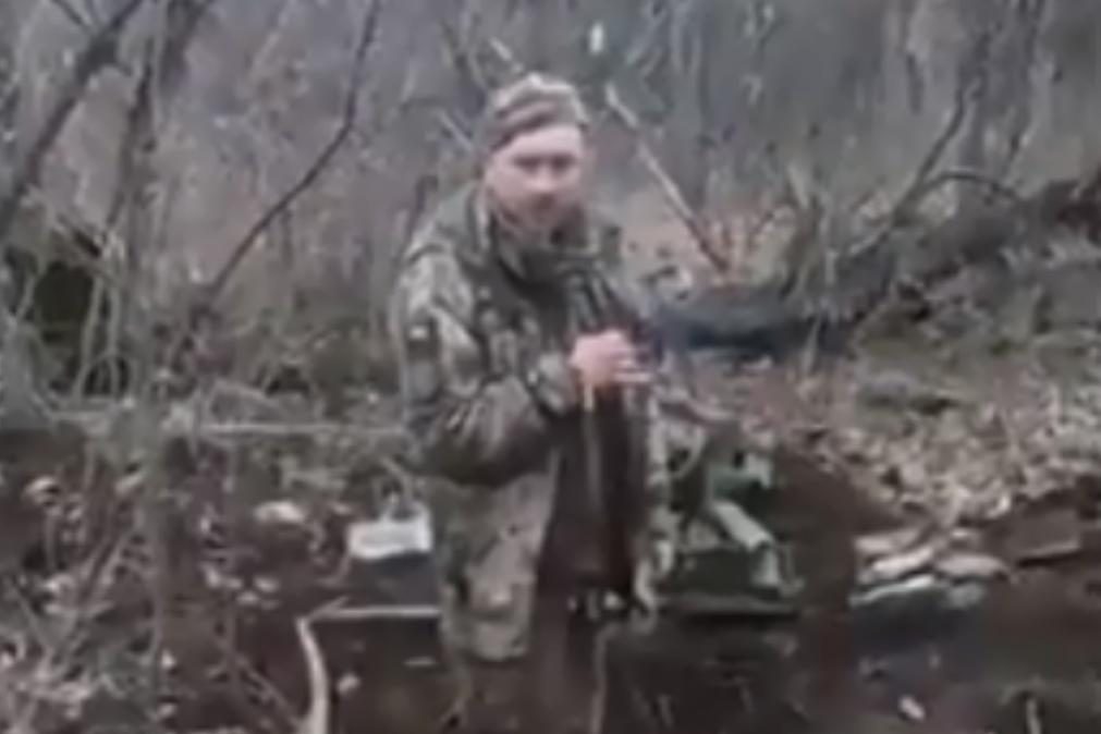 Militar ucraniano desarmado executado por soldados russos