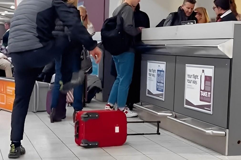Passageiro destrói mala no check-in para torná-la mais pequena [vídeo]