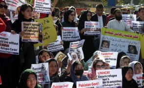 Mulheres paquistanesas manifestam-se pelos seus direitos no Dia Internacional da Mulher