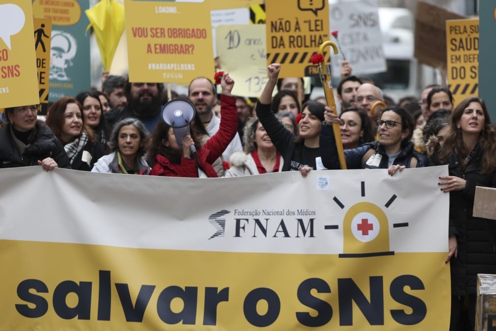 Centenas de médicos manifestam-se contra o governo em defesa do SNS