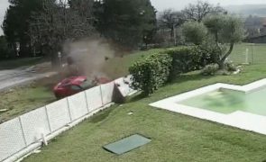 Dois Ferrari chocam brutalmente contra muro de vivenda e pegam fogo [vídeo]