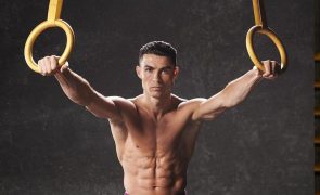 Seguranças de Cristiano Ronaldo afastam fãs para craque entrar no Bugatti de 8 milhões [vídeo]