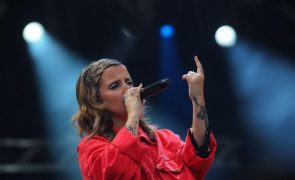 Carolina Deslandes define novo disco 