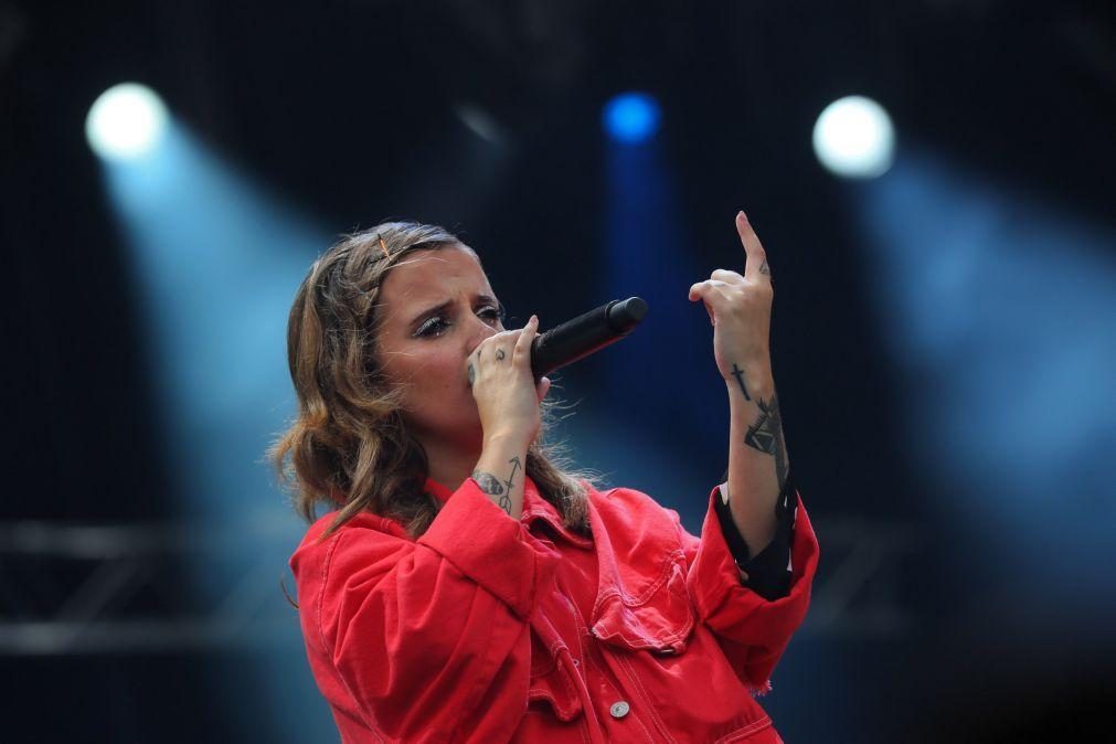 Carolina Deslandes define novo disco