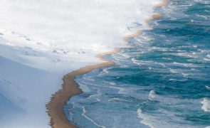 Há uma praia que junta neve, areia e mar e é incrível