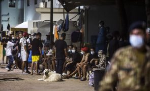 Mais de 3.000 migrantes amontoados no centro de acolhimento de Lampedusa