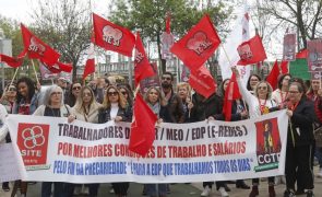 Dezenas de trabalhadores das lojas e 'call centers' da EDP concentrados em Lisboa contra precariedade
