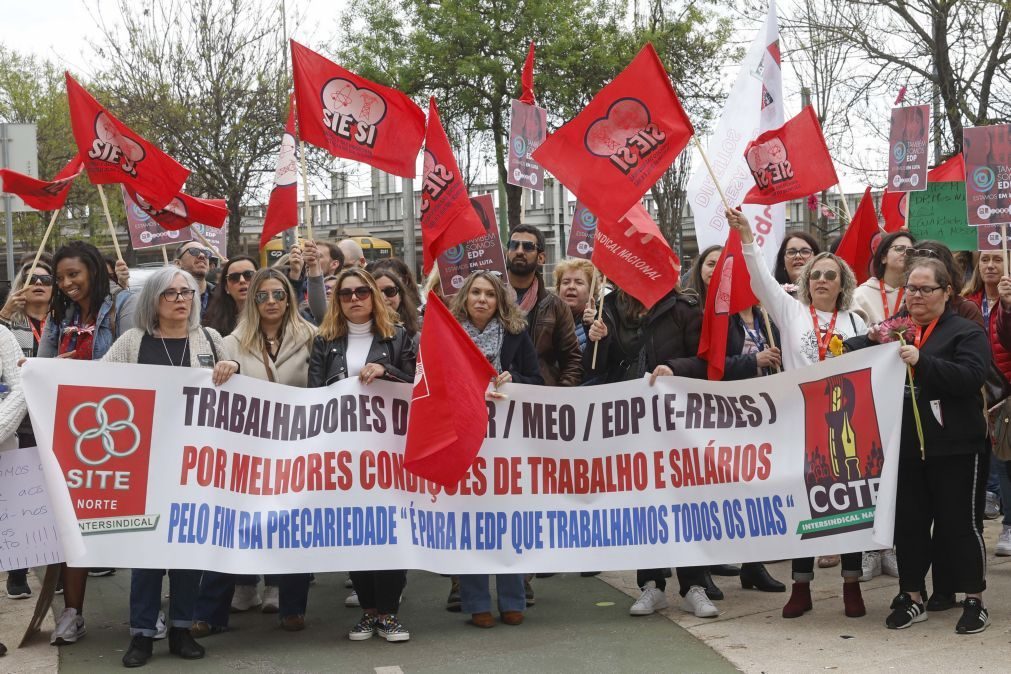 Dezenas de trabalhadores das lojas e 'call centers' da EDP concentrados em Lisboa contra precariedade