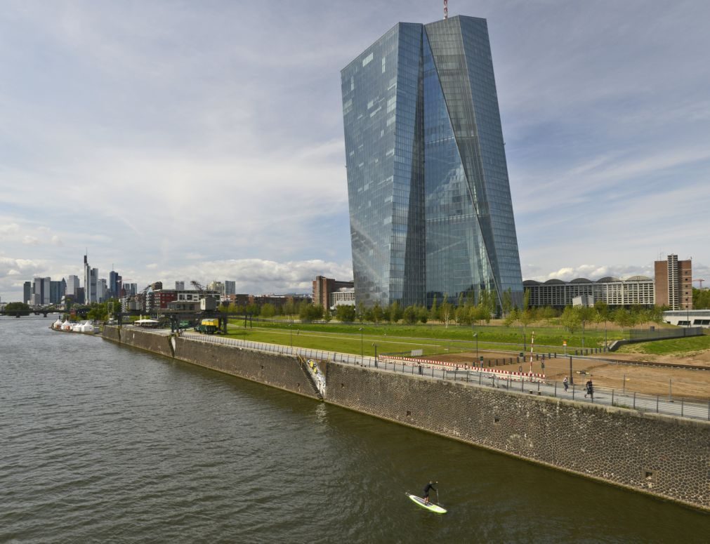 BCE volta a deixar taxas de juro inalteradas