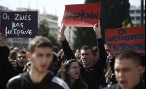 Mais de 15 mil pessoas protestam na Grécia após acidente mortal de comboio