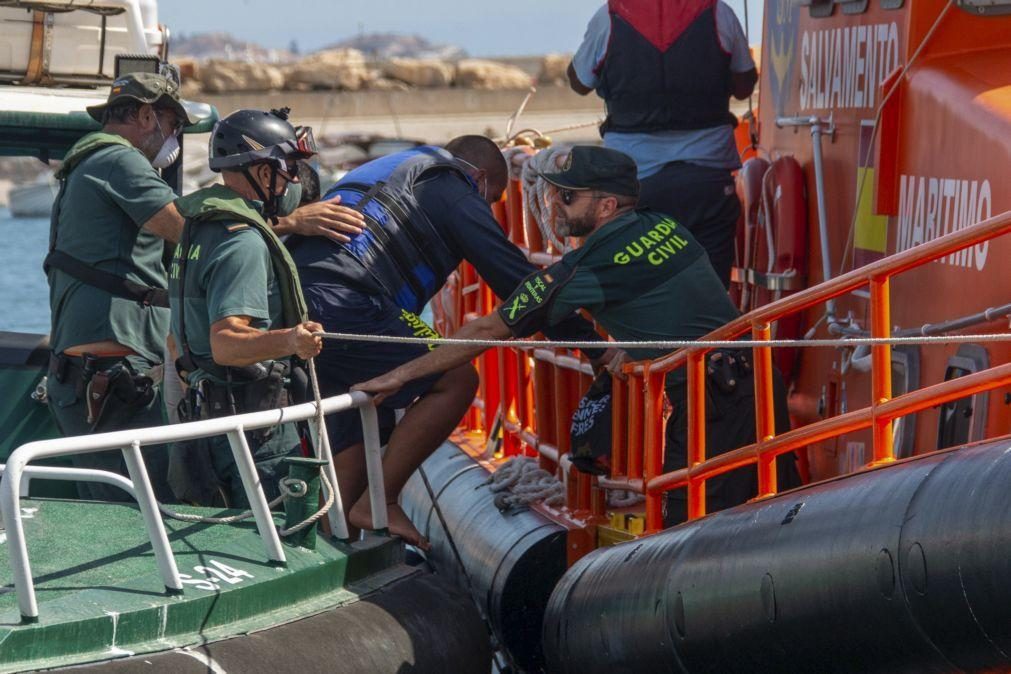 Autoridades espanholas transportam 30 migrantes para porto de Granada