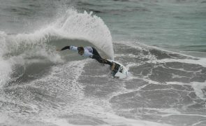 Portuguesa Yolanda Hopkins afasta pentacampeã mundial Carissa Moore em Peniche