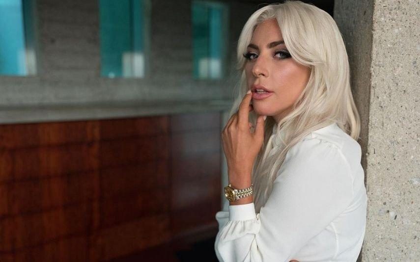 Lady Gaga vê fotógrafo cair na passadeira dos Óscares e corre para ajudar