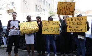 Cerca de 30 pessoas manifestam-se no Ministério da Habitação em Lisboa pelo fim dos despejos