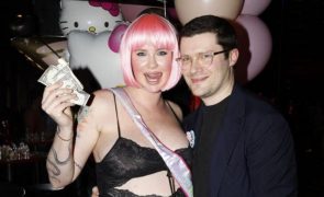 Filha de Alec Baldwin faz baby shower em clube de striptease