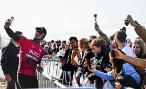 Surfistas Medina e Colapinto fecham em beleza dia mais curto em Peniche